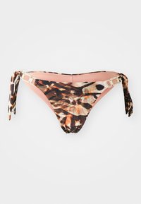Bikini dno s rjavim in oranžnim živalskim vzorcem. Ima rožnato oblogo in vezanje na straneh z okrasnimi kovinskimi detajli.