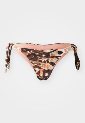 Bikini a vita bassa con stampa animale marrone e arancione. Presenta una fodera rosa e lacci laterali regolabili con dettagli hardware decorativi.