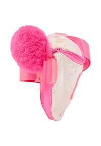 Zaino in pelliccia sintetica rosa con un grande pompon rosa, tessuto testurizzato e un corpo di colore chiaro con motivi astratti colorati.