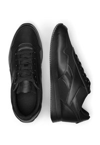 Černé sportovní tenisky s kombinací hladké kůže a síťoviny, s texturovanou podrážkou a minimalistickým designem.