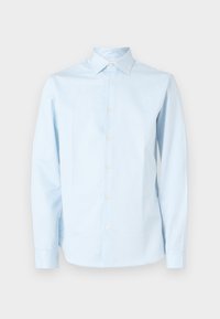 Camisa de algodão azul clara às riscas, de manga comprida. Apresenta uma gola clássica, fecho frontal com botões e punhos com pequenos botões.