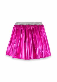 Gonna plissettata rosa, lucida, con cintura in metallo argento. Il tessuto ha una superficie liscia e lucida ed è a forma svasata.