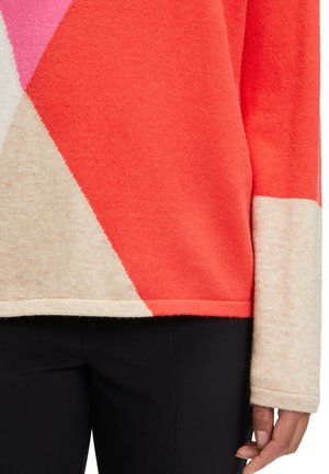 Bunter Strickpullover: verfügt über korallenfarbene, rosa und beige geometrische Muster; weiche Textur; lange Ärmel mit kontrastierenden Bündchen.