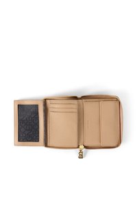 Beige leren portemonnee met een ritssluiting, meerdere kaartsleuven en een doorzichtige ID-venster. Geuraïnde oppervlakte met gouden hardware accenten.