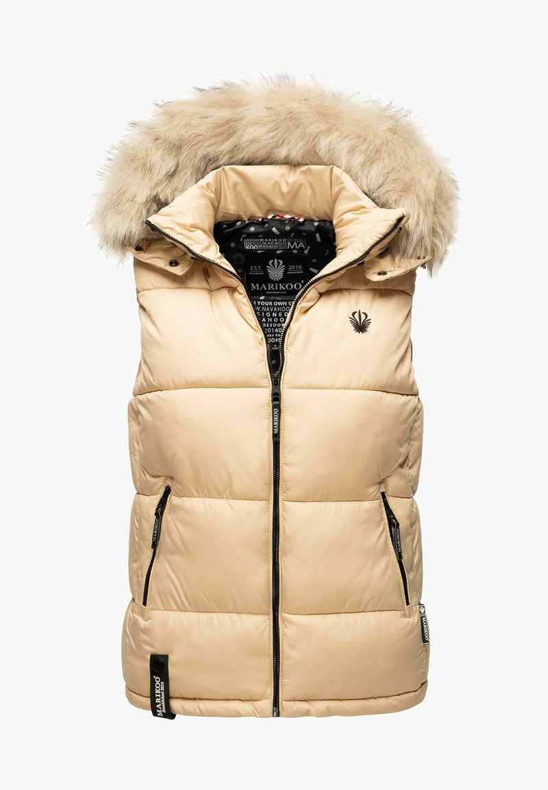 Beige puffer vesti, jossa on tekoturkis huppu, vetoketjusuljin ja kaksi sivutaskua. Huomattava sisäpinta sisältää logon ja geometrisen kuvion.