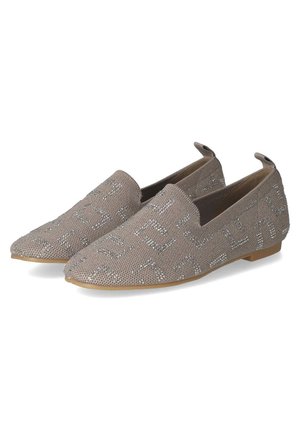 Een paar beige slip-on loafers met puntige neuzen en een zilverkleurig geometrisch patroon, platte rubberen zolen en stoffen trek-lussen bij de hakken.