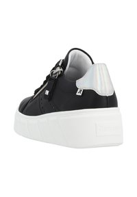 Schwarzer synthetischer Sneaker mit weißen Plattformsohlen, der eine glänzende, schillernde Ferseneinlage und silberne Hardware für den Reißverschluss hat.