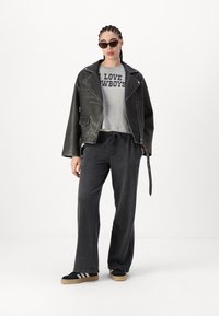 Vero Moda VMMETTE COWBOY - Marškinėliai su spaudiniu - light grey