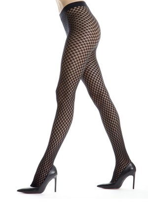 Calze a rete nere con un motivo geometrico, realizzate in materiale trasparente, abbinate a scarpe con tacco alto nere.