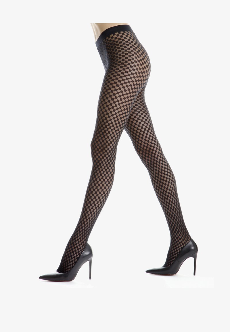 Schwarz karierte Strumpfhosen mit geometrischem Muster, aus transparentem Material, kombiniert mit schwarzen High Heels.