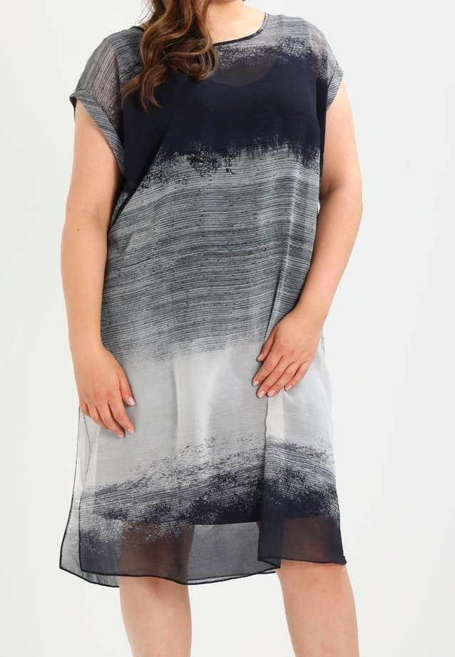 Kortärmad klänning i lätt tyg, med ett gradientmönster i svart och grå nyanser, och en avslappnad, flödande silhuett.