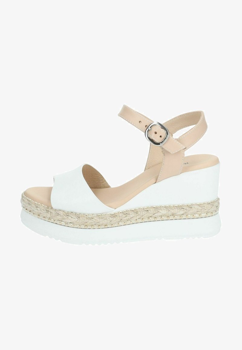 Sandalo con zeppa in pelle bianca e cinturino alla caviglia beige. Dettagli in juta sulla suola con piccoli accenti dorati. Design con punta aperta.