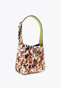 Borsa hobo con un motivo a pois bianchi e marroni, rifiniture nere e un interno verde. Presenta un dettaglio in hardware dorato sul davanti.
