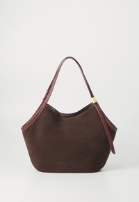 Borsa tote in suede marrone scuro con tracolla in pelle regolabile e una fibbia dorata, posizionata su uno sfondo bianco semplice.