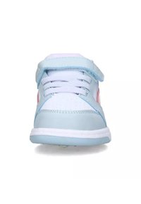 Sneaker azzurro chiaro con parte superiore in rete bianca, dettagli laterali rosa e strap in velcro. Presenta un colletto imbottito e suola in gomma.