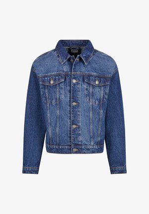 Chaqueta de mezclilla en azul medio, con herrajes plateados, dos bolsillos en el pecho, un cierre frontal de botones y un cuello clásico. Corte estándar con mangas largas.