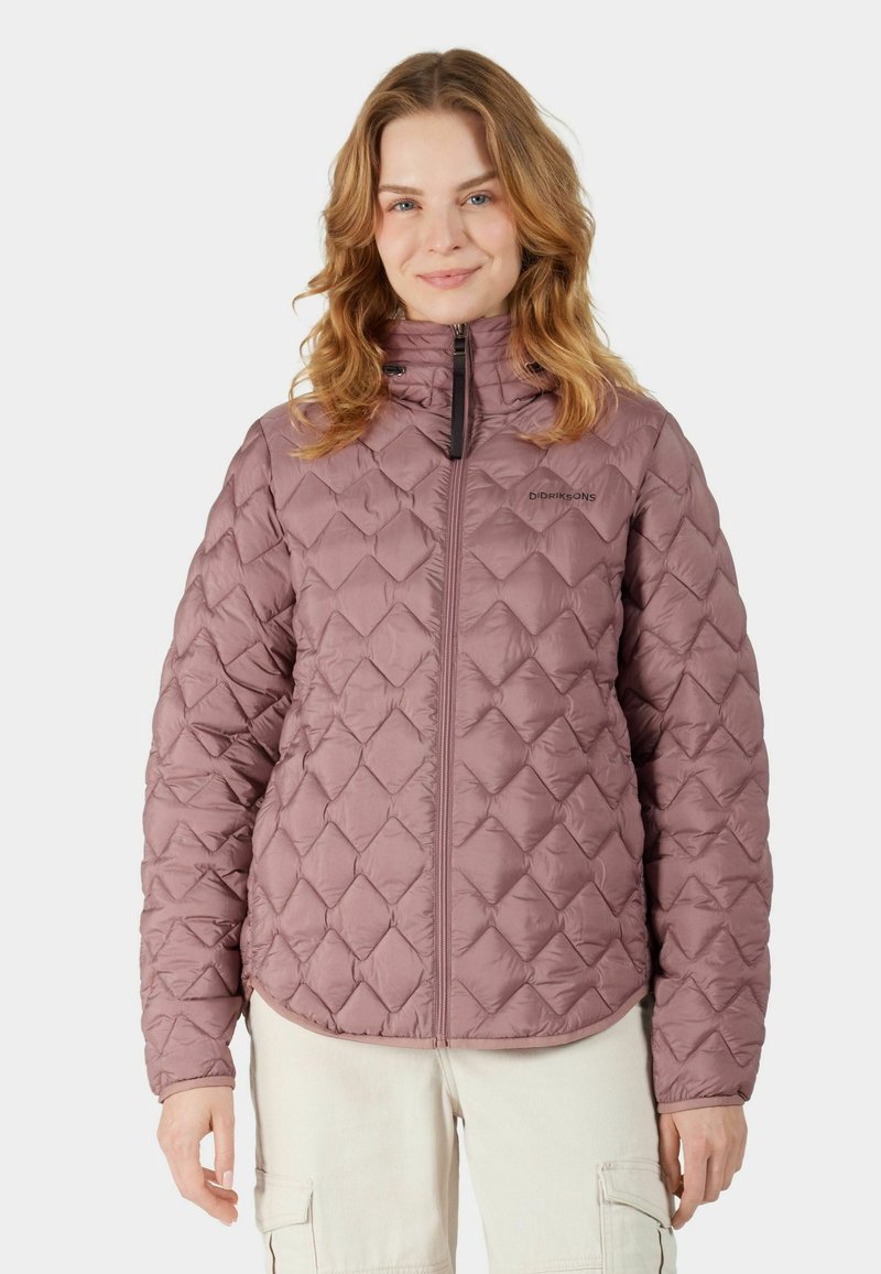Ljuslila, vadderad jacka med hög krage, framzippering och en diskret logotyp. Har en texturerad, puffig design för isolering.