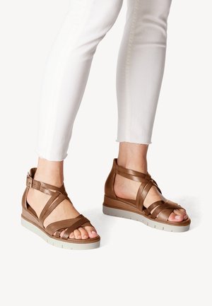 Tamaris Sandalen met plateauzool - cognac