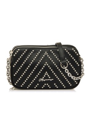 Schwarze faux-Leder Tasche mit silbernem, genietetem Chevron-Muster, Reißverschluss und abnehmbarem Kettenriemen. Mit Logo auf der Vorderseite.