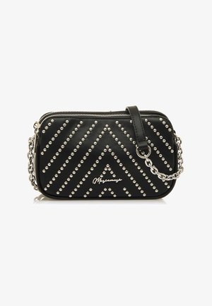 Schwarze faux-Leder Tasche mit silbernem, genietetem Chevron-Muster, Reißverschluss und abnehmbarem Kettenriemen. Mit Logo auf der Vorderseite.