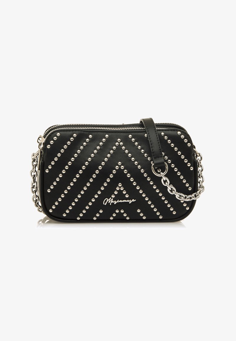 Bolso de cuero sintético negro con patrón de chevrón tachonado en plata, cierre de cremallera y correa de cadena desmontable. Presenta el logotipo en el frente.