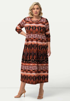 Maxikleid mit einem mehrfarbigen geometrischen Muster in Schattierungen von Orange, Schwarz und Creme, mit drei Viertel-Ärmeln und rundem Ausschnitt.