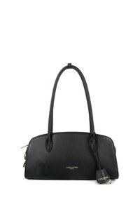 Borsa a mano in pelle nera con chiusura a zip, doppi manici arrotondati e dettagli in metallo dorato. Presenta un dettaglio con logo e una piccola targhetta rimovibile.