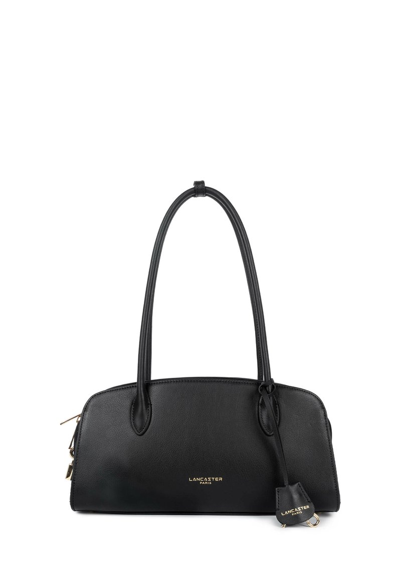 Borsa a mano in pelle nera con chiusura a zip, doppi manici arrotondati e dettagli in metallo dorato. Presenta un dettaglio con logo e una piccola targhetta rimovibile.