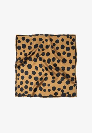 Zijden sjaal met een beige achtergrond en grote zwarte polkadots. Omrand met een dunne zwarte bies, met een gladde, glanzende textuur.