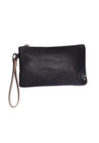 Pouch da polso in pelle nera con chiusura a zip e tracolla beige, dotato di piccolo logo con dettaglio della bandiera italiana.