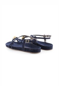Navy denim sandalen met verstelbare banden, metallic accenten, platte zool en een gestructureerde voetbed, met een decoratieve gespaardetail.