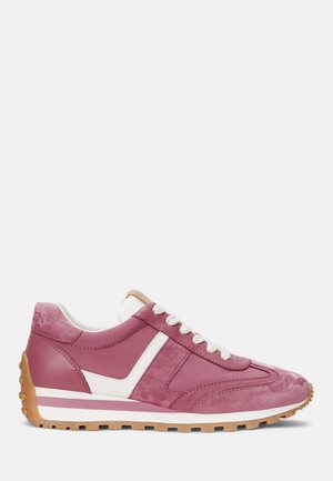 Sneaker basse rosa e bianca con lacci bianchi, tomaia in suede e tessuto, suola in gomma naturale con tacchetti per la trazione, dettaglio a striscia bianca laterale.