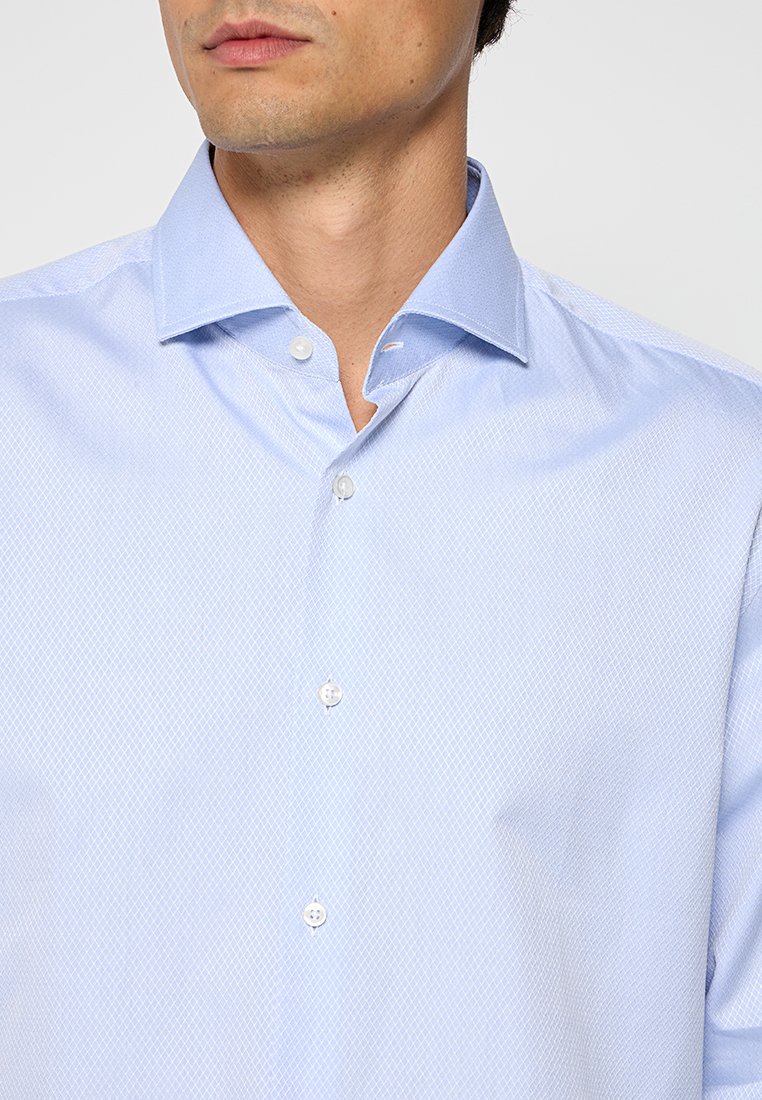 Lichtblauw overhemd met knoopsluiting met een subtiel ruitpatroon, klassieke kraag en een gladde textuur. De knopen zijn wit en rond.