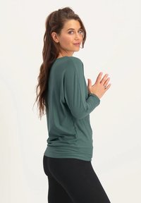 Urban Goddess YOGA BUDHI - Langarmshirt - forest