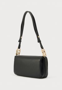 Μαύρη δερμάτινη τσάντα χειρός με στιβαρή μορφή, υφασμένη επιφάνεια και χρυσή διακοσμητική λεπτομέρεια στη λουρίδα.