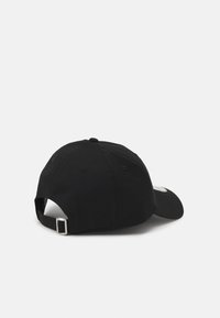 Schwarze Baseballmütze aus Baumwolle, mit einem gebogenen Schirm und verstellbarem Riemen hinten, mit gesticktem Logo-Detail.