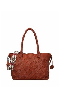 Borsa a tracolla in pelle marrone con un motivo a diamante intrecciato, manici doppi e una tracolla regolabile decorata. Presenta un charm rotondo attaccato.