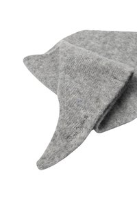 Écharpe en laine grise douce avec une extrémité pointue et un subtil détail de texte brodé sur une pointe, présentée sur un fond blanc.