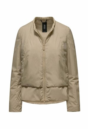 Beige lichtgewicht gewatteerd jack met een ritssluiting aan de voorkant, lange mouwen en een klein merklabel op de bovenkant van de linker mouw.