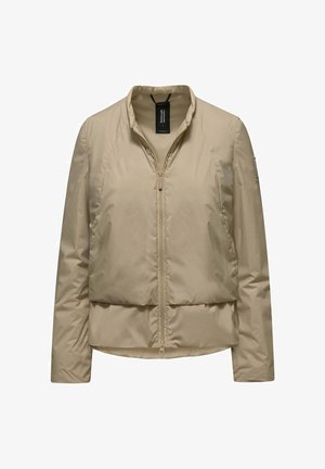Beige lichtgewicht gewatteerd jack met een ritssluiting aan de voorkant, lange mouwen en een klein merklabel op de bovenkant van de linker mouw.