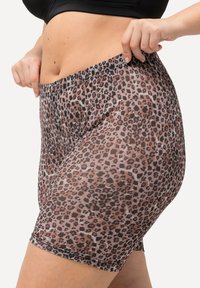Shorts met luipaardprint in een fitted ontwerp, gemaakt van een doorzichtige stof met een bruin en zwart patroon en een elastische tailleband.
