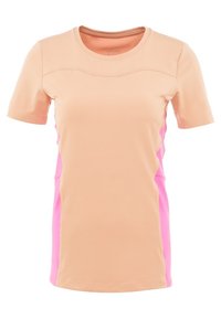 Camiseta deportiva de manga corta en un suave color melocotón con paneles laterales rosa. Textura suave, diseño de cuello redondo y detalles de costura en los hombros.