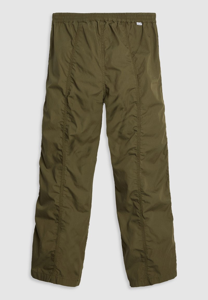Pantalons vert olive avec un waistband élastique, fabriqués dans un tissu léger et lisse, dotés de coutures verticales et d'une coupe décontractée.