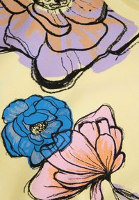 Kwiatowy wzór na żółtej tkaninie, z niebieskim kwiatem z czarnymi konturami oraz dwoma dodatkowymi kwiatami w odcieniach różu i lawendy.