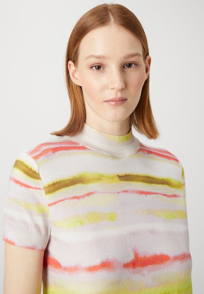 Strikket kortermet genser med flerfarget stripe mønster i rosa, gul, grønn og brun, med høy hals og myk tekstur.