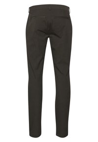 Mørkebrune skræddersyede bukser med slim fit. Har en lynlåslukket baglomme og klassisk talje. Lavet af glat, let materiale.