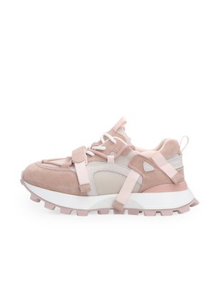 Roze en beige sportieve sneaker met dikke zool, mesh en suède panelen, witte veters en verstelbare riemdetails.