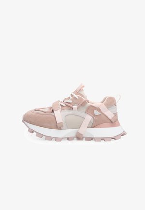 Roze en beige sportieve sneaker met dikke zool, mesh en suède panelen, witte veters en verstelbare riemdetails.