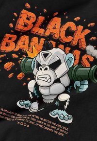 Zwart T-shirt met een cartoon van een gorilla met een grijs-wit gezicht, blauwe accenten en een groene bazooka, geplaatst tegen een gebarsten oranje tekst.