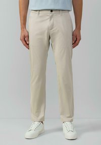 Beige Hose aus leichtem Stoff, mit schmaler Passform, zwei Seitentaschen und einem einzelnen Knopfverschluss am Bund.